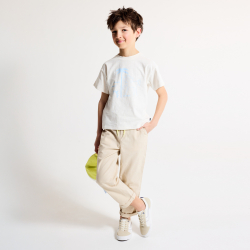 تيشيرت بأكمام قصيرة، باللون البيج الفاتح للأولاد، وعليه نقش الحصان